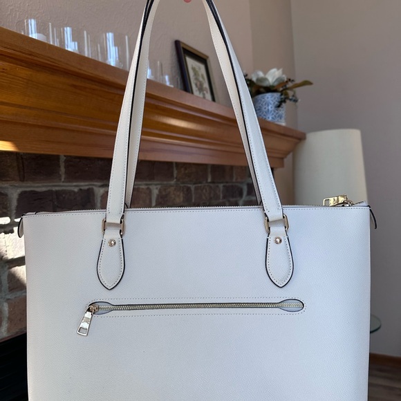 Coach Outlet Gallery Tote Bag in Ivory Chalk - Picture 3 of 12